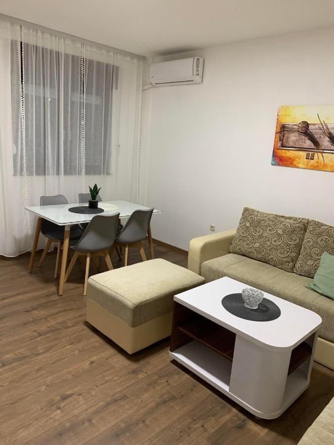 Mar Lux Apartment Kumanovo Bagian luar foto
